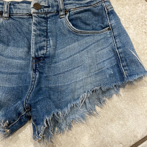 Blank NYC Destroyed Curvy Denim Shorts 26 - Picture 5 of 9